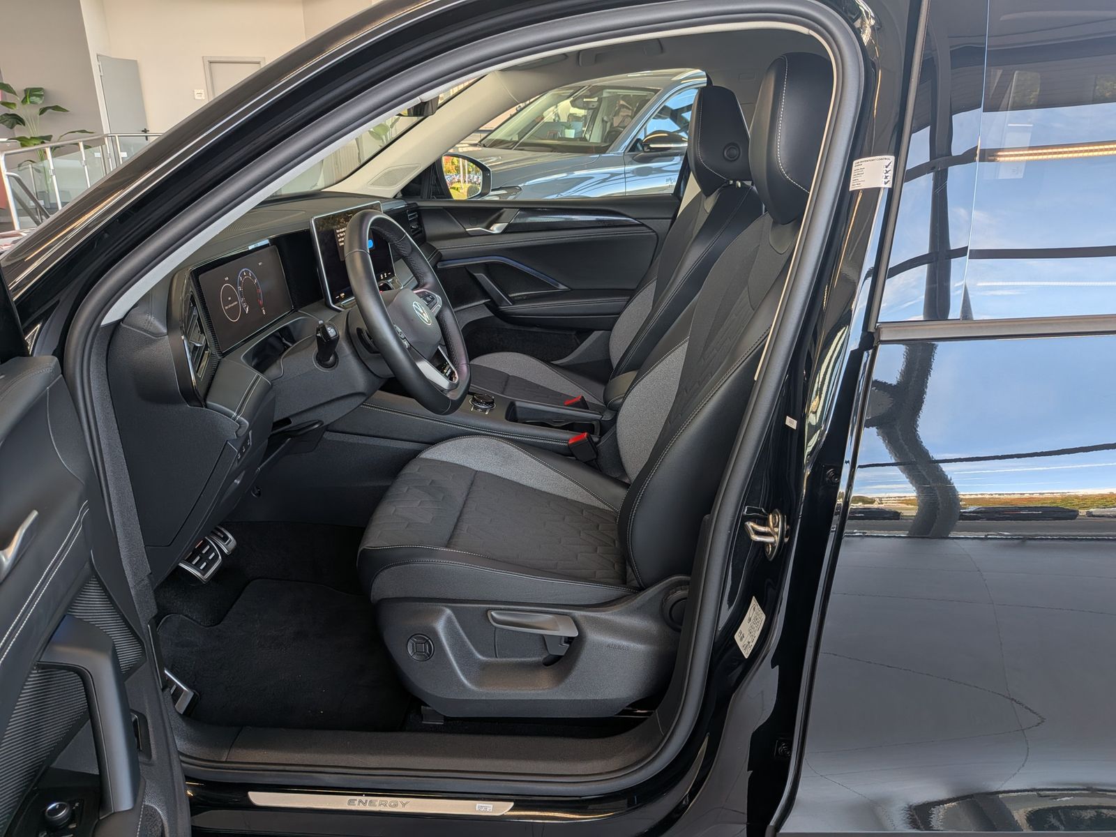 Fahrzeugabbildung Volkswagen Tiguan 1.5 eTSI ENERGY HD-Matrix 360 AHK 19