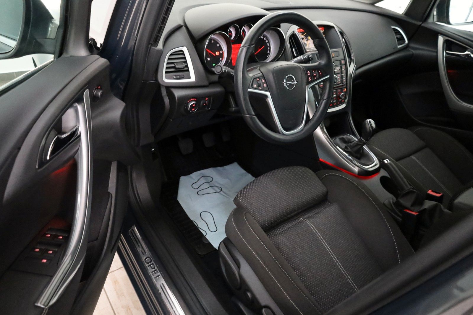 Fahrzeugabbildung Opel Astra J Sports Tourer Exklusiv Navi,SH,PDC,AHK