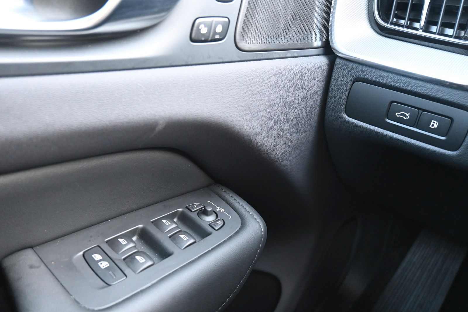 Fahrzeugabbildung Volvo XC60 T6 RC 0,5%  AWD *H&K**FSHZG*BLIS*ACC