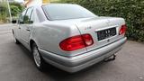 Mercedes-Benz E 230 Elegance TEMPOMAT XENON SCHIEBEDACH AHK - Mercedes-Benz E 230 mit Benzin-Antrieb