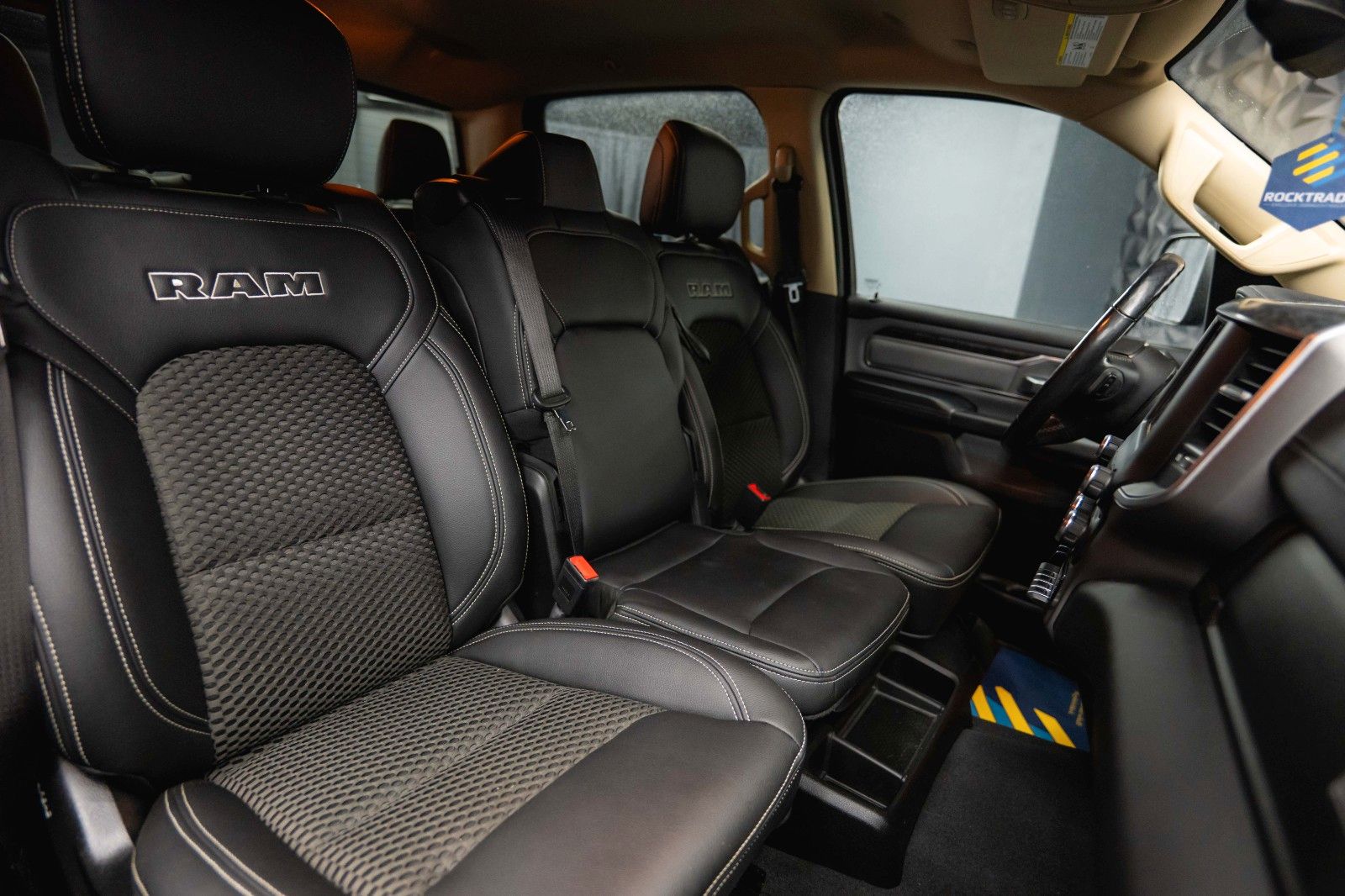 Fahrzeugabbildung Dodge RAM 5.7 V8 HEMI 4x4 OFFROAD Night-Paket *LED*