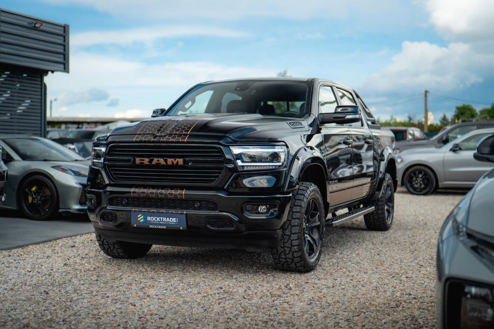Fahrzeugabbildung Dodge RAM 5.7 V8 HEMI 4x4 Offroad Night-Edition LPG