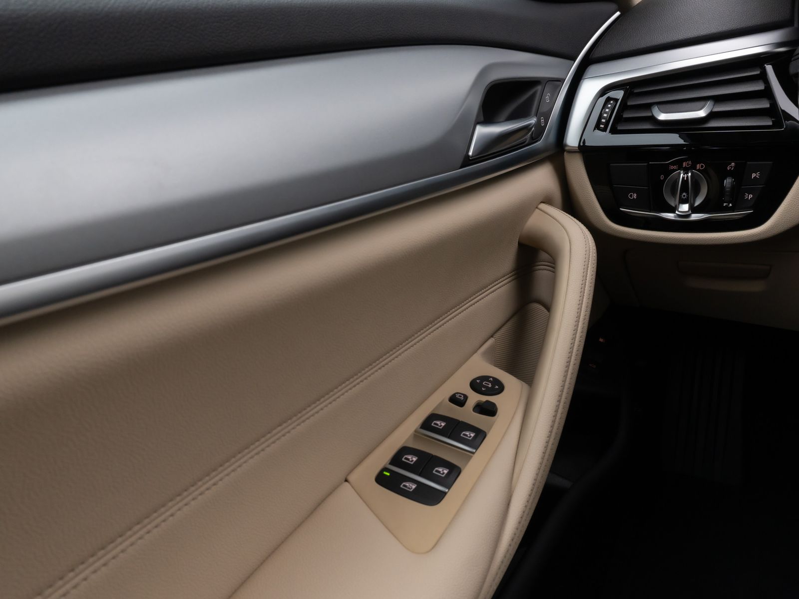 Fahrzeugabbildung BMW 530e Panorama Kamera DAB HiFi 4xKlima Leder 18Zl