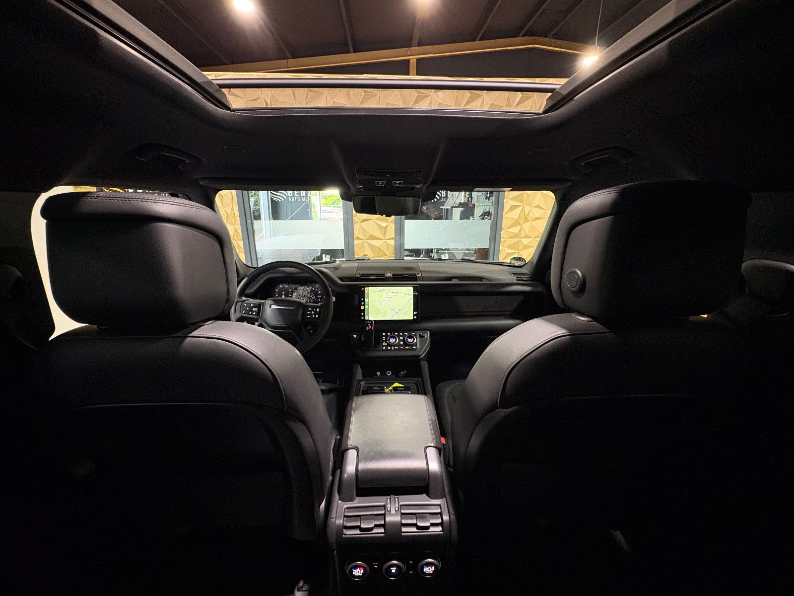Fahrzeugabbildung Land Rover Defender 110 V8/PANO/ACC/HEAD-UP/360°/APPLE/AMBI