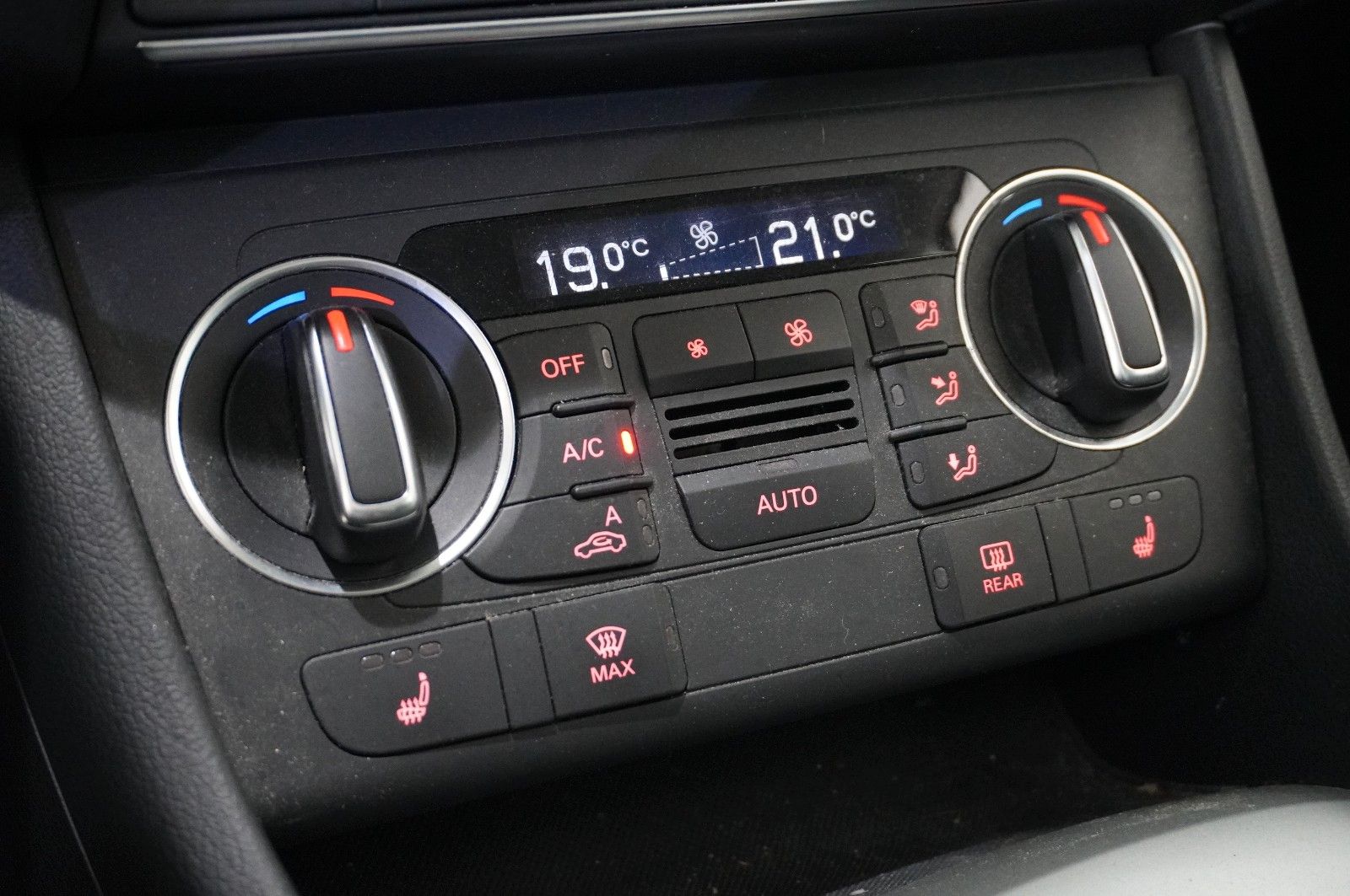 Fahrzeugabbildung Audi Q3 1.4 TFSI ULTRA SPORT NAVI/SHZ/PDC/SPORT/AHK