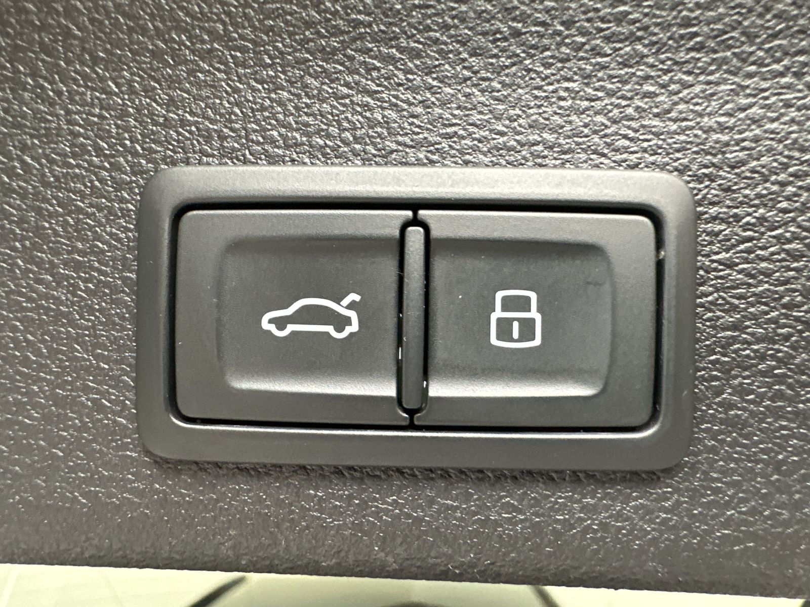 Fahrzeugabbildung Audi A6 Avant 55 TFSI e Qu S-Line NAV+MATRIX+AHK+20ZO