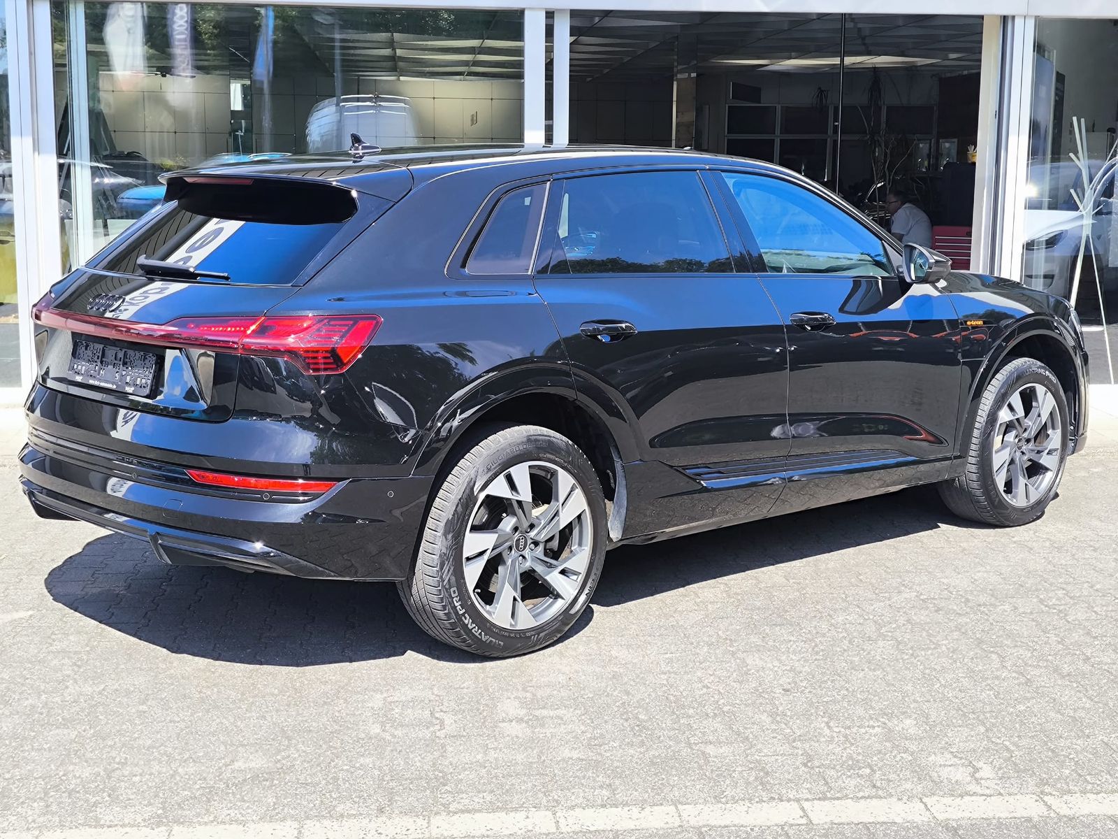 Fahrzeugabbildung Audi e-tron S LINE BLACK EDITION PANO+MEMO+SHZ+360+