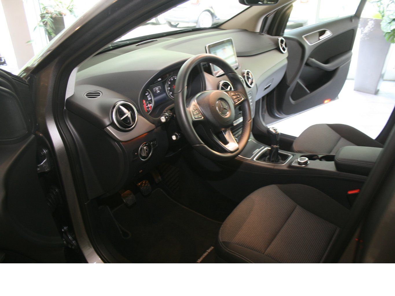 Fahrzeugabbildung Mercedes-Benz B 180 Style *Navi *Kamera+ PTS *Spiegel-Paket