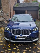 BMW iX1 xDrive30 - - blaue BMW iX1