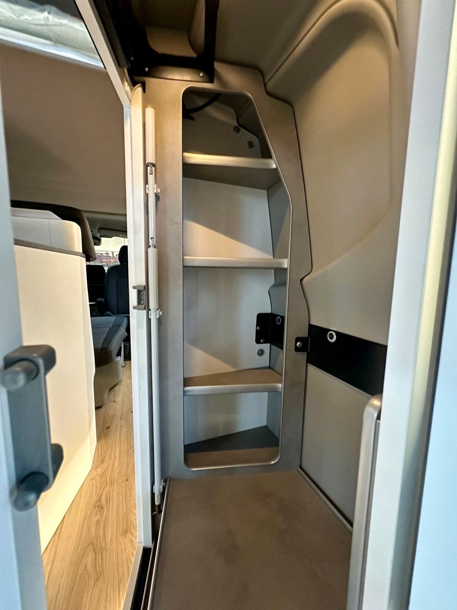 Vehicle image: Ford Nugget L1 Titanium | New Model V710