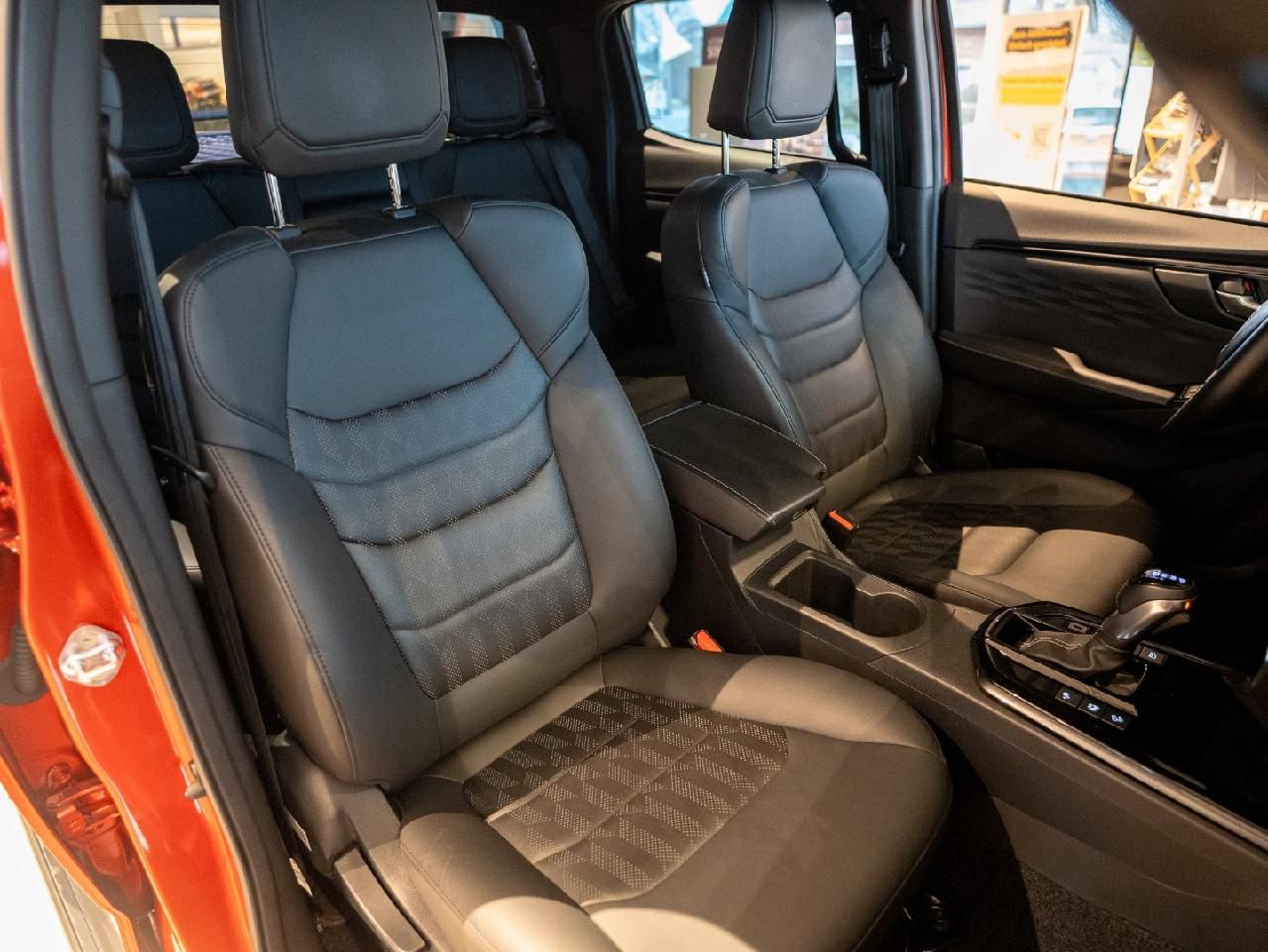 Fahrzeugabbildung Isuzu D-Max Double Cab 4WD V-CROSS - Neues Modell MJ24