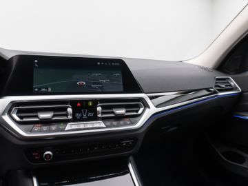 Fahrzeugabbildung BMW 320d Luxury Line Kamera HUD DAB HiFi Komfort LED