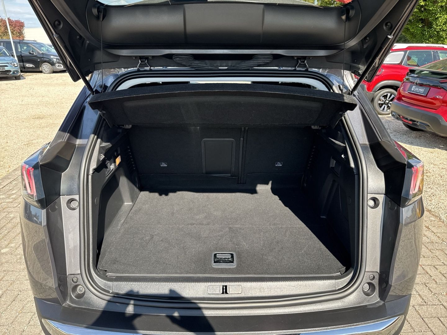 Fahrzeugabbildung Peugeot 3008 Allure Plug-In Hybrid 225 e-EAT8 Navi SHZ