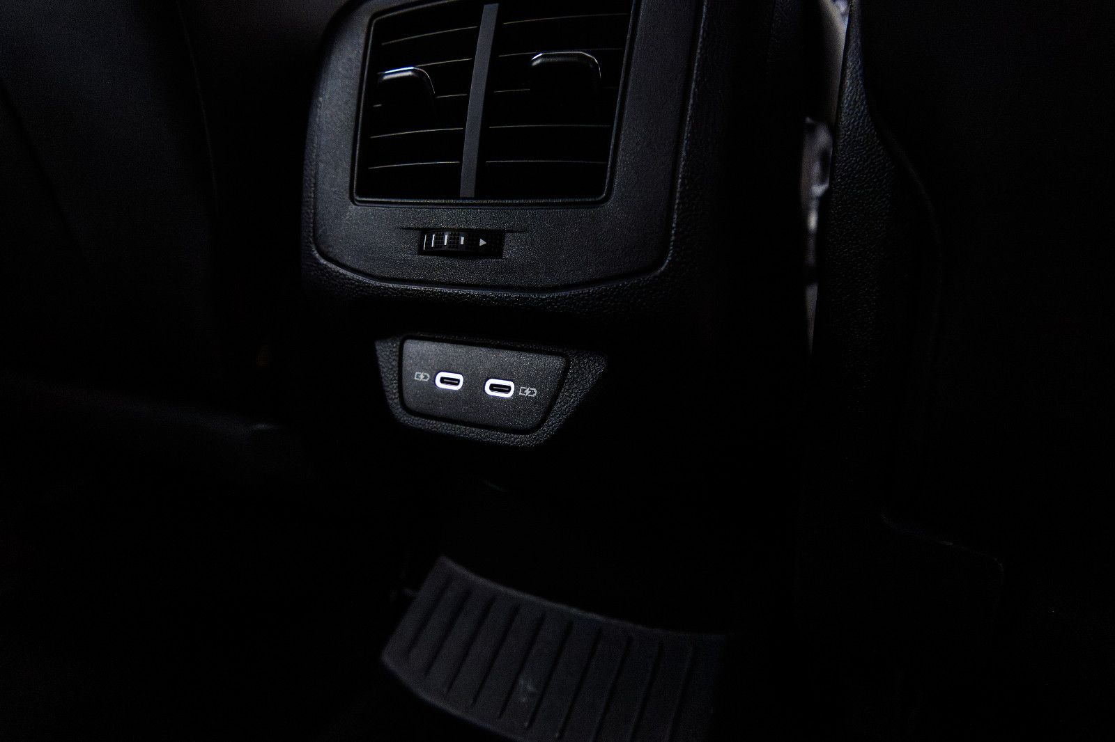 Fahrzeugabbildung Volkswagen T-Roc Goal+LED+AHK+GJR+NAVI+SHZ+AHK+ACC+