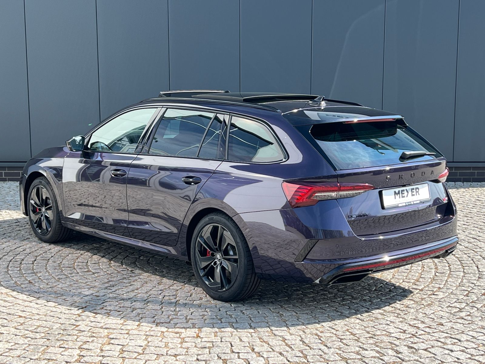Fahrzeugabbildung SKODA Octavia Combi RS 2.0 TSI DSG *Panorama, AHK, Ind