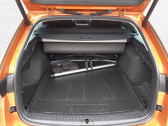 Fahrzeugabbildung SKODA Octavia Combi Selection 1.5 TSI DSG LED NAVI ALU