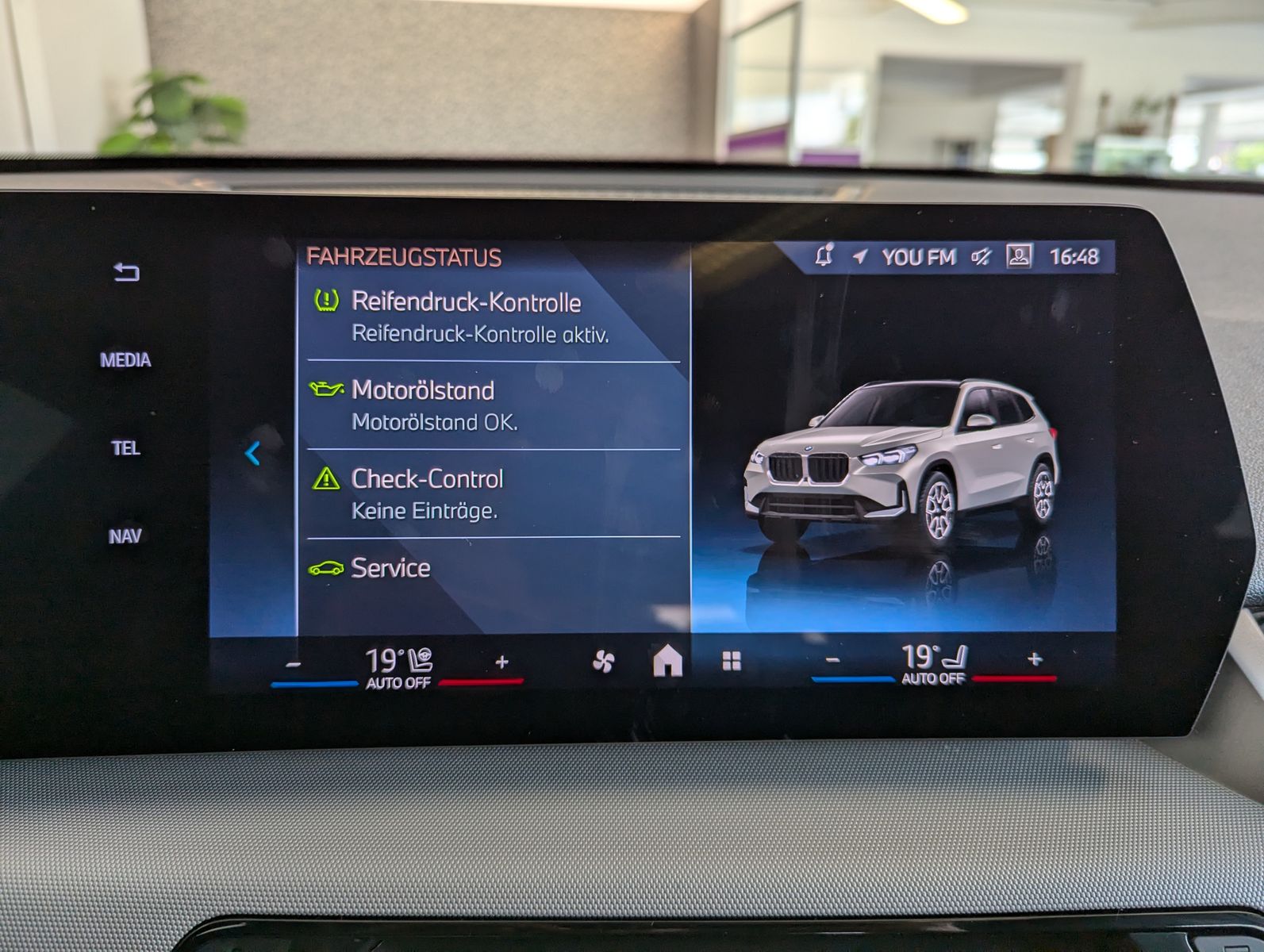 BMW X1 20 i Pano Premium-Travel-Paket AHK - Image 34