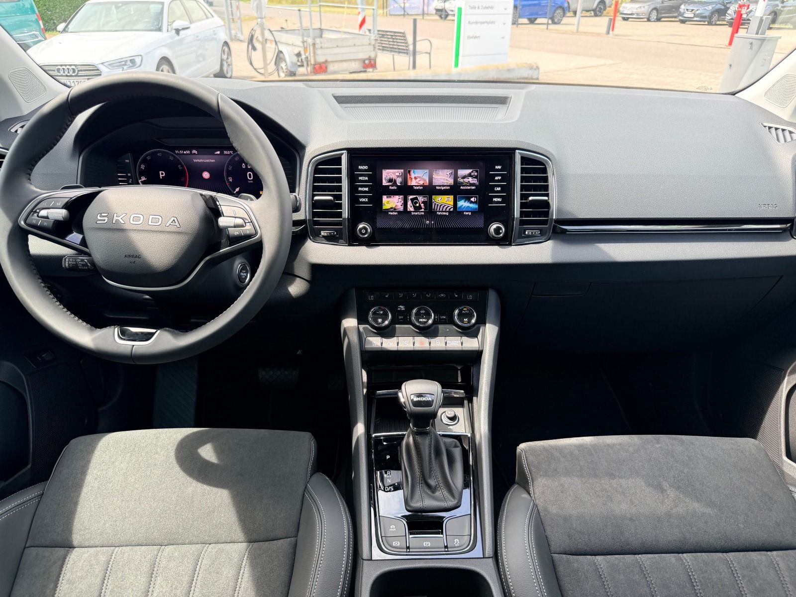 Fahrzeugabbildung SKODA Karoq Tour 1.5 TSI DSG*AHK*360°Cam*behFro*eHeck