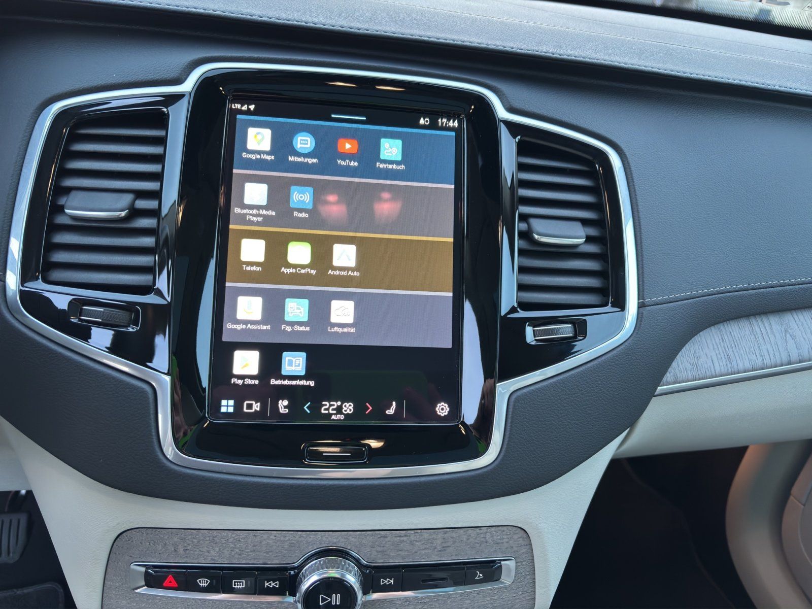 Fahrzeugabbildung Volvo XC 90 Ultimate Dark Recharge Plug-In Hybrid AWD