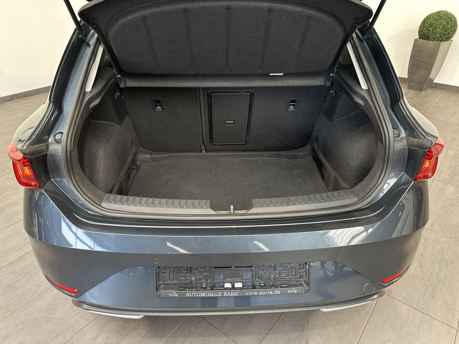Fahrzeugabbildung SEAT Leon 2.0 TDI DSG FR NAV+LED+ACC+CARPLAY+17ZO+1HD