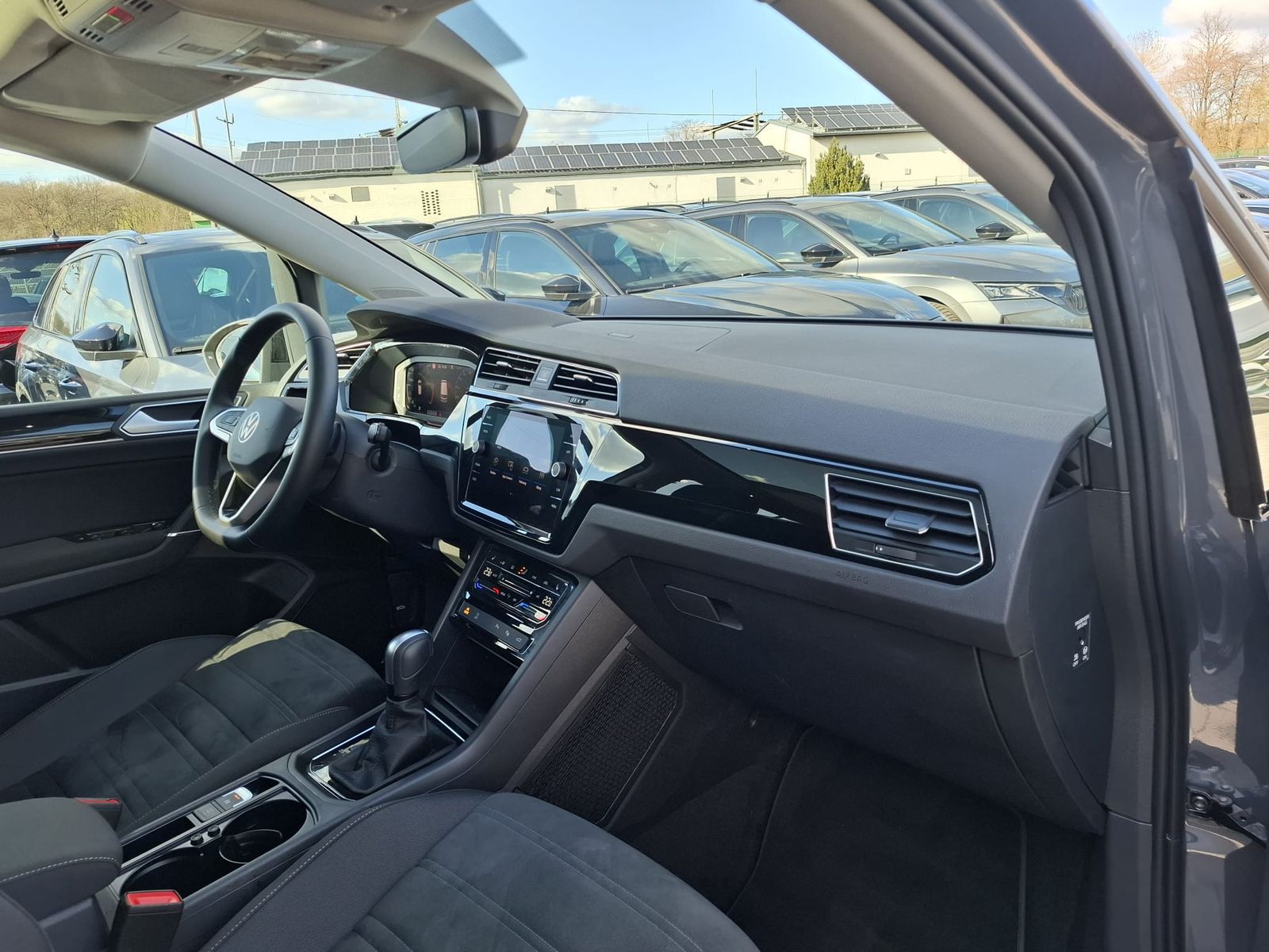 Fahrzeugabbildung Volkswagen Touran 2.0 DSG R-Line High BLACK Pano 7Si IQ AHK