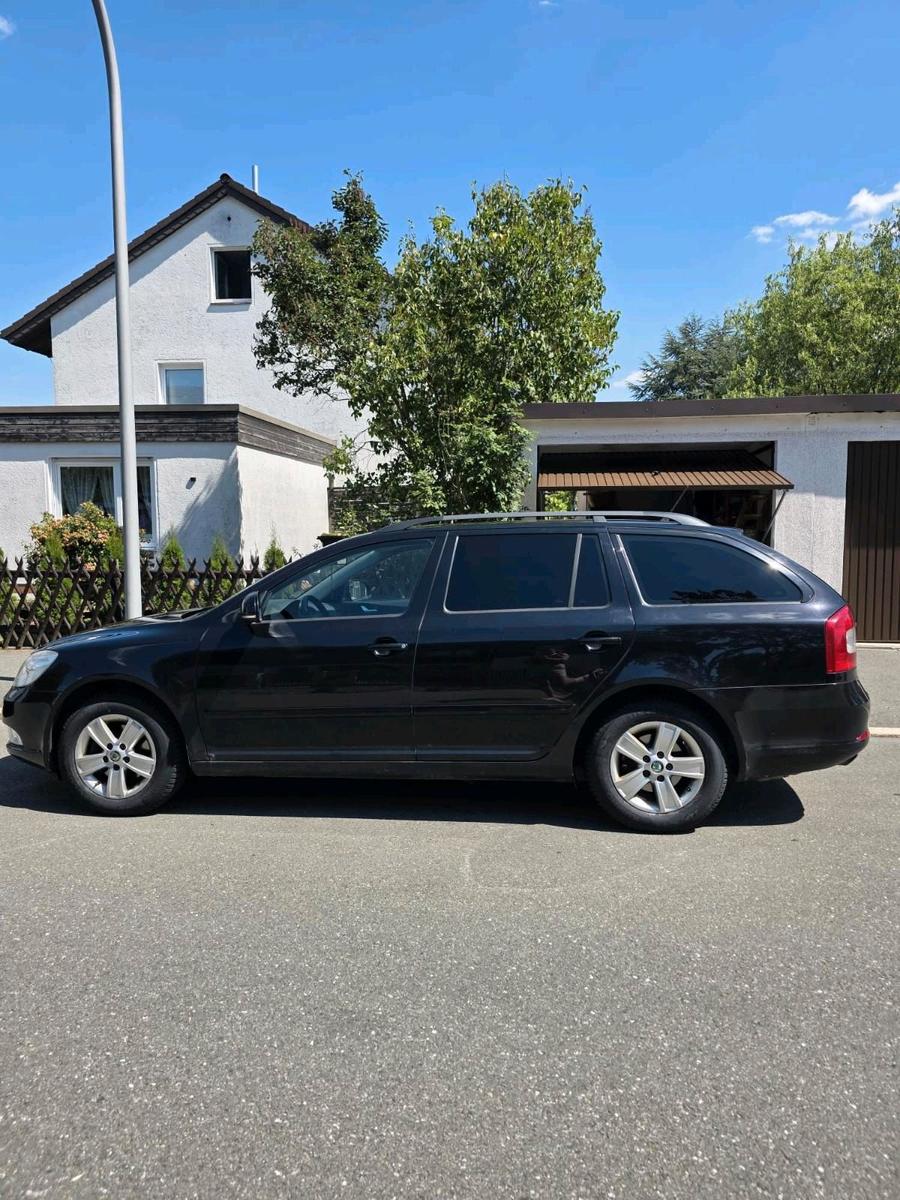 Skoda Octavia 2011 — rear view