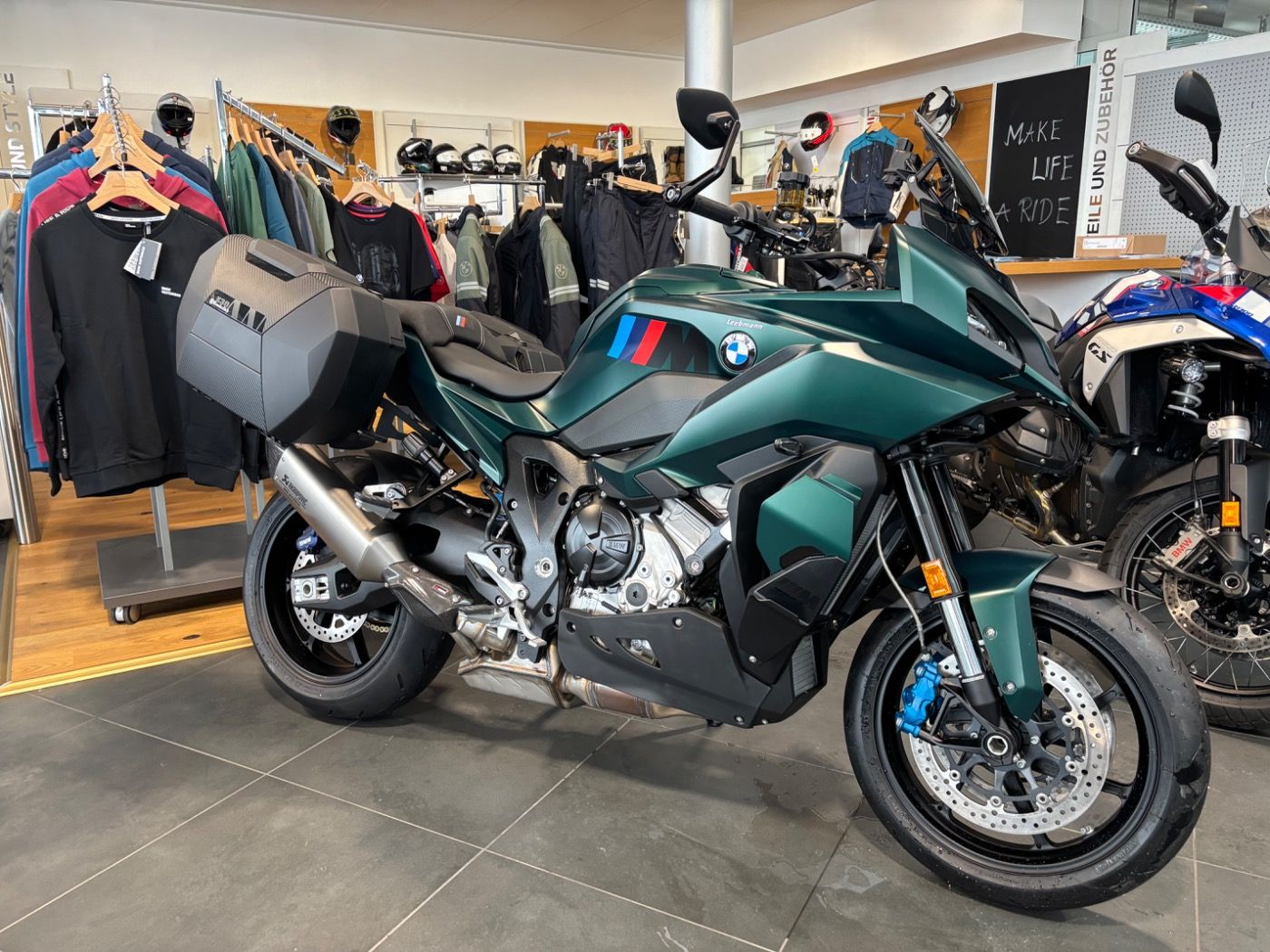 Fahrzeugabbildung BMW M 1000 XR mit Seitenkoffer