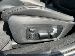 Fahrzeugabbildung BMW 320d SportLine Autom. LED AHK Navi HUD Pano 17"