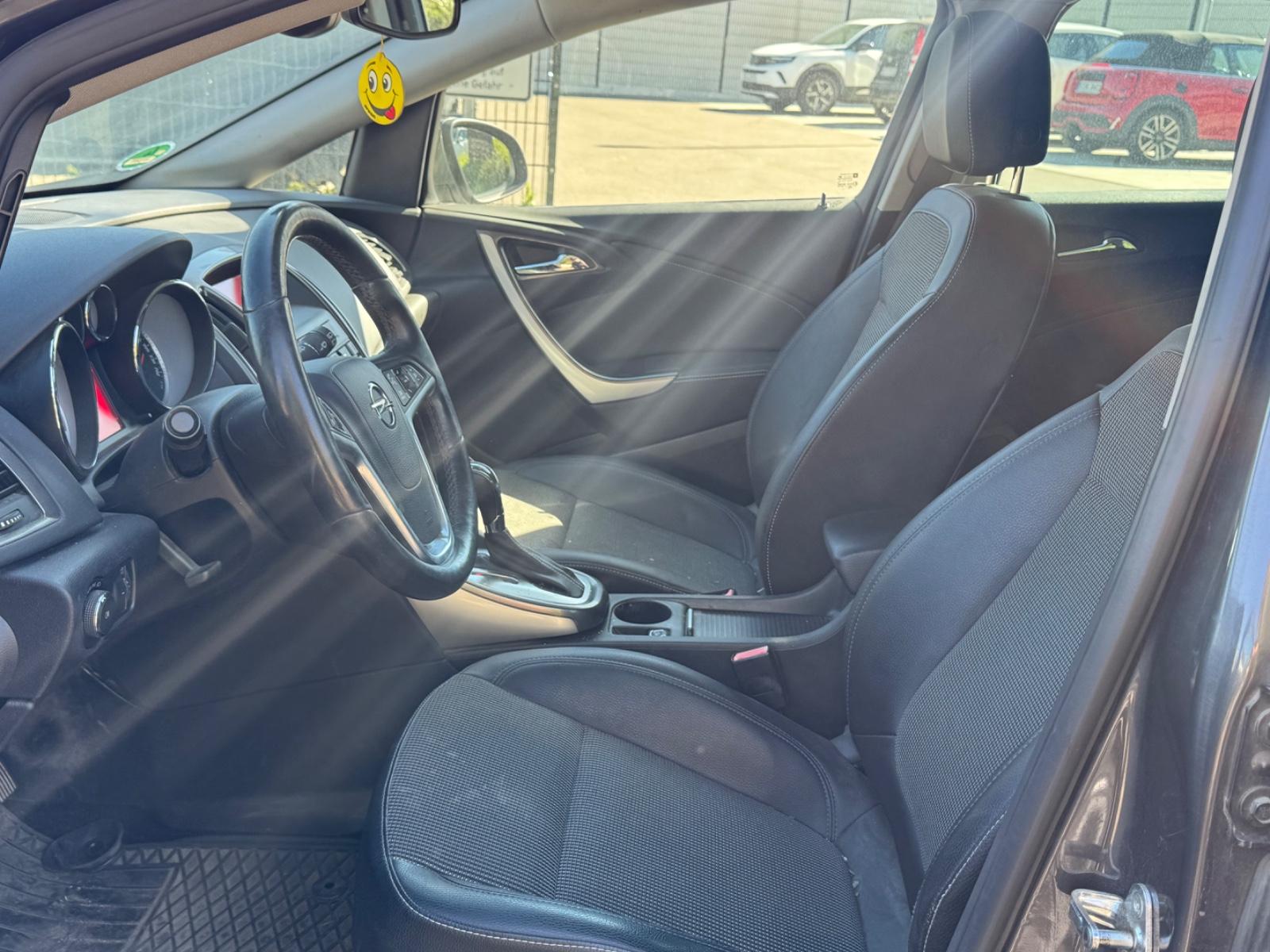 Opel Astra 2011 — photo 9