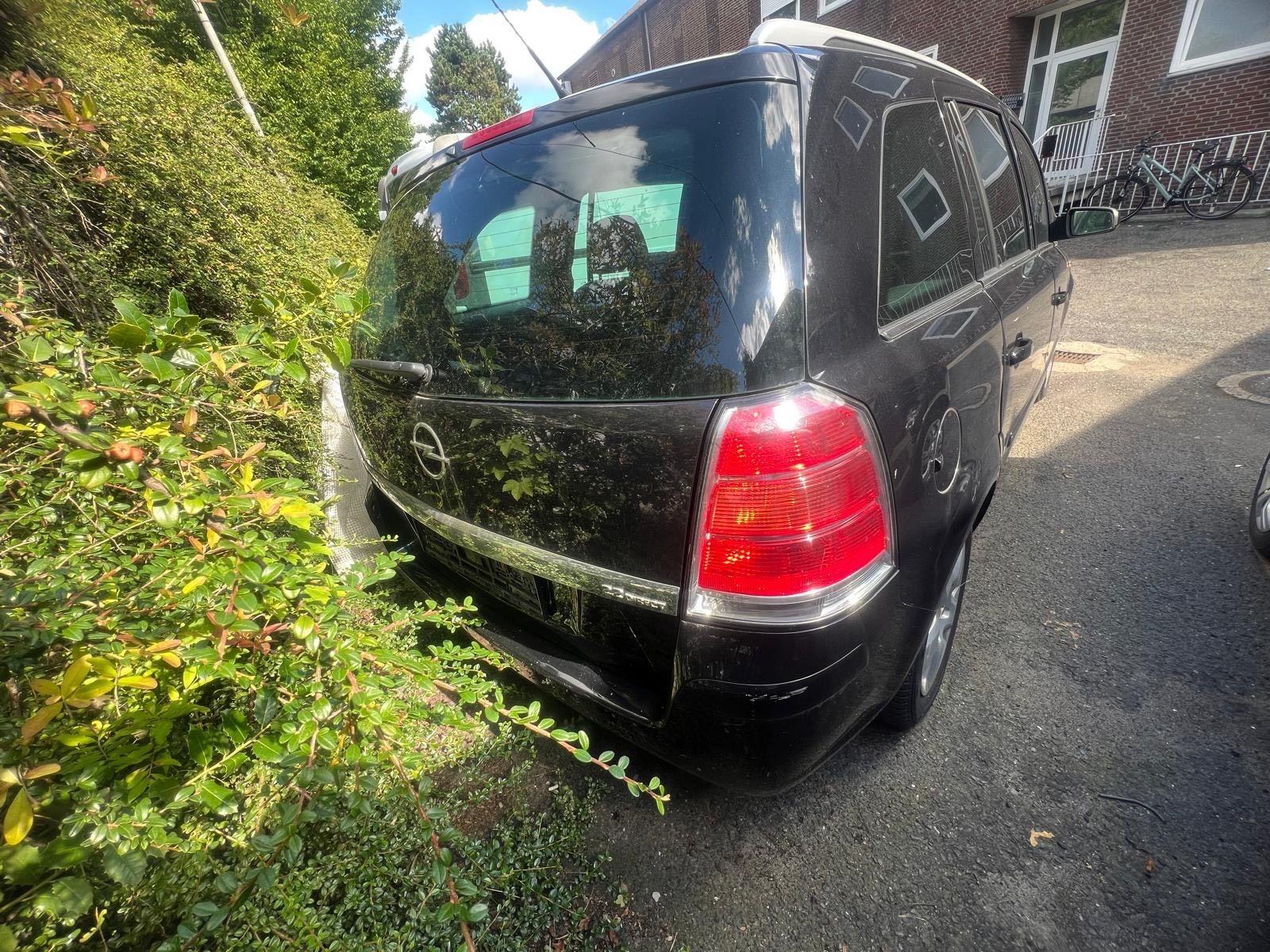 Opel Zafira 2006 — rear view