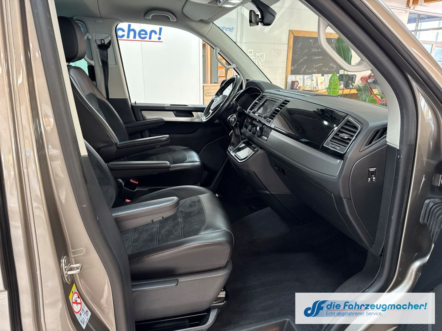 Fahrzeugabbildung Volkswagen T6 Multivan 4Motion Edition StandHZG Navi Leder