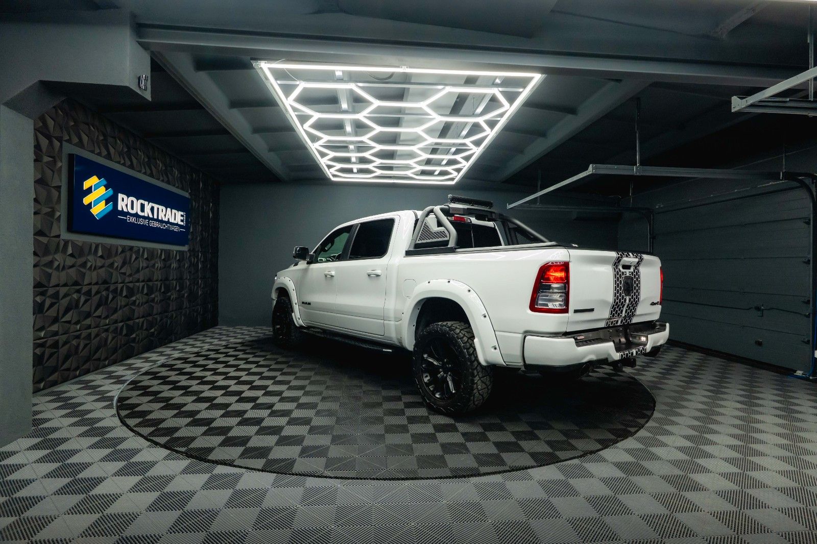 Fahrzeugabbildung Dodge RAM 5.7 V8 HEMI 4x4 OFFROAD Night-Paket *LED*