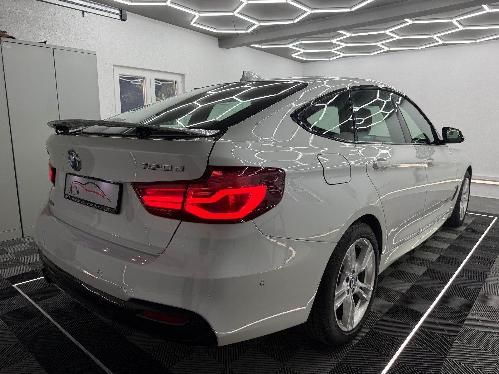 Fahrzeugabbildung BMW 320d xDrive GT M-SPORT/PANO/LEDER/HUD/AHK/AD LED