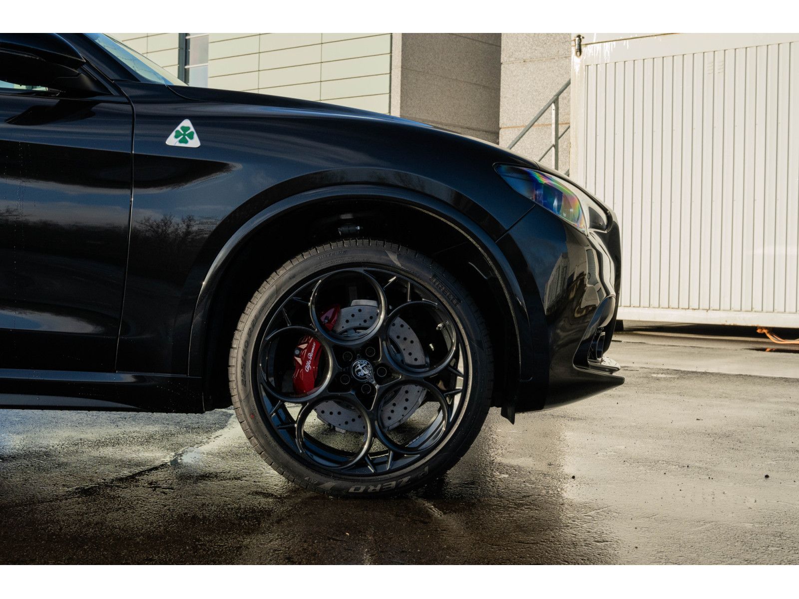 Alfa Romeo Stelvio Quadrifoglio 2.9 Bi-Turbo V6 - Toit ouv imagem 2