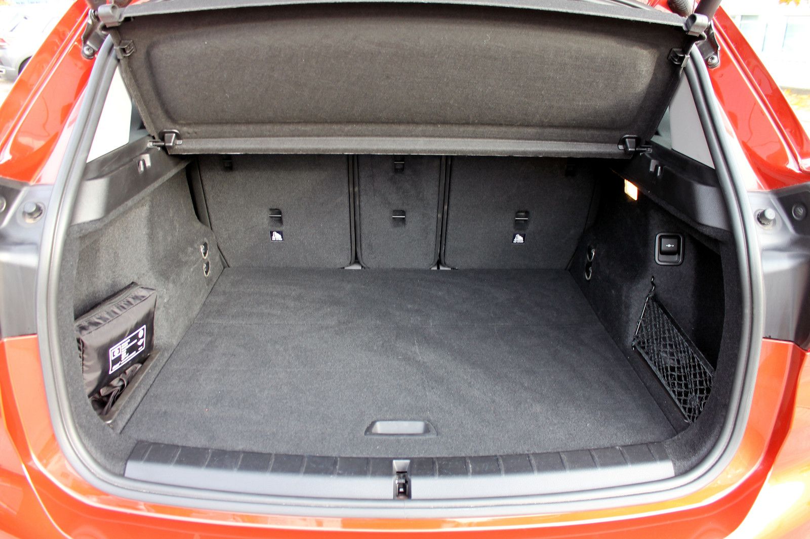 Fahrzeugabbildung BMW X1 sDrive 20i Steptr. Advantage KAM PDC SHZ TEMP