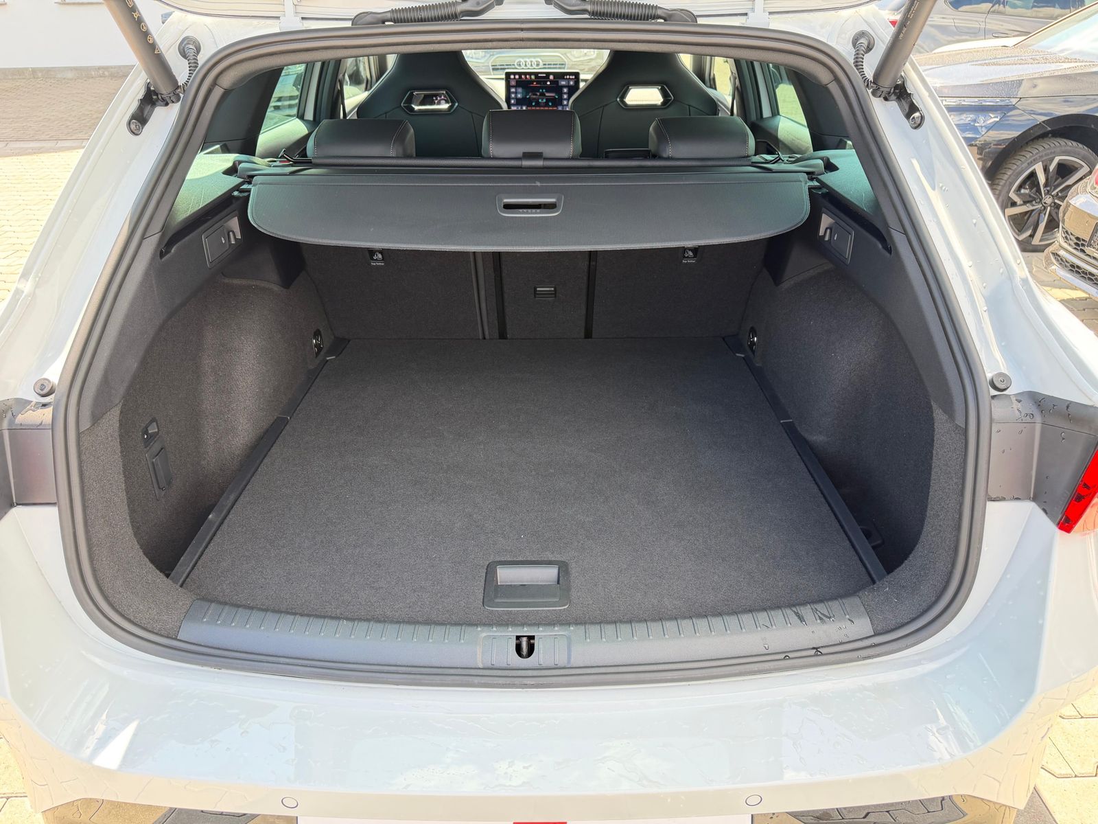 Fahrzeugabbildung CUPRA Leon 1.5 eTSI DSG AHK*DYNAMICA*EDGE*LED*5JGARAN.