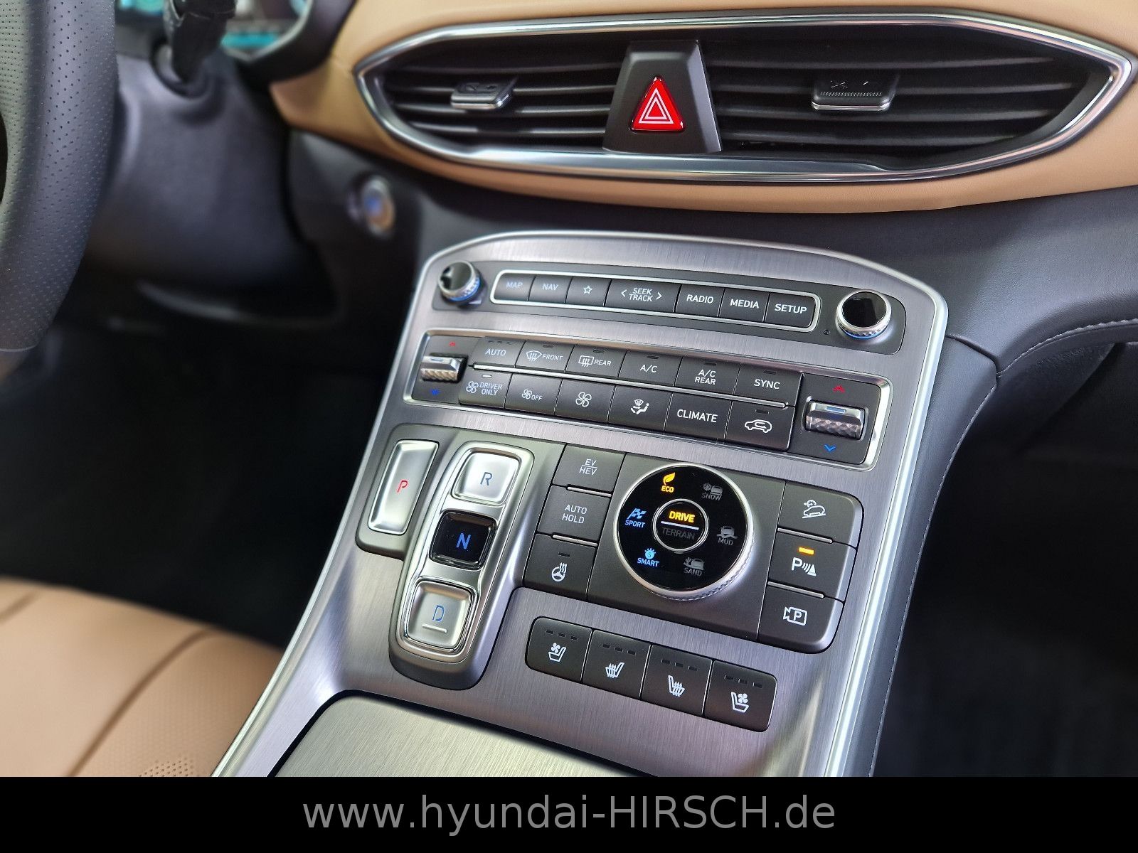 Fahrzeugabbildung Hyundai SANTA FE Plug-In Hybrid 4WD SEVEN SIGNATURE PANO