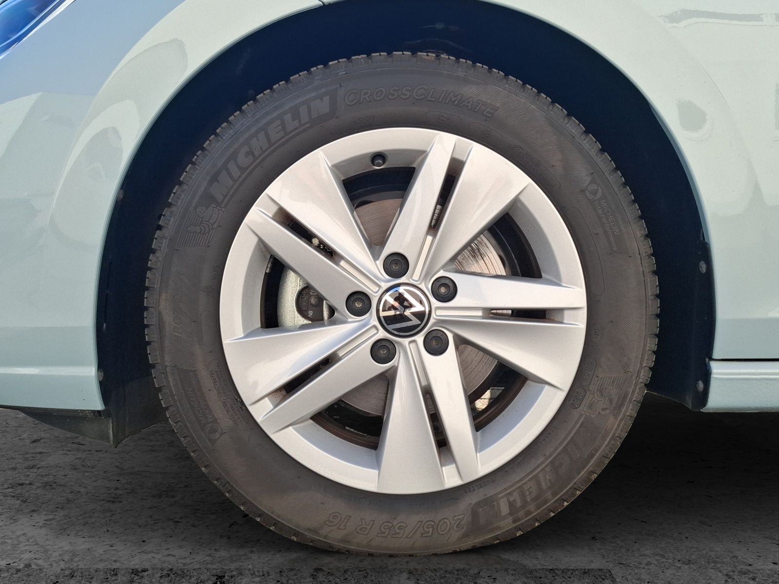 Fahrzeugabbildung Volkswagen Golf VIII TSI Life LED Navi AID ACC RFK HUD SHZ