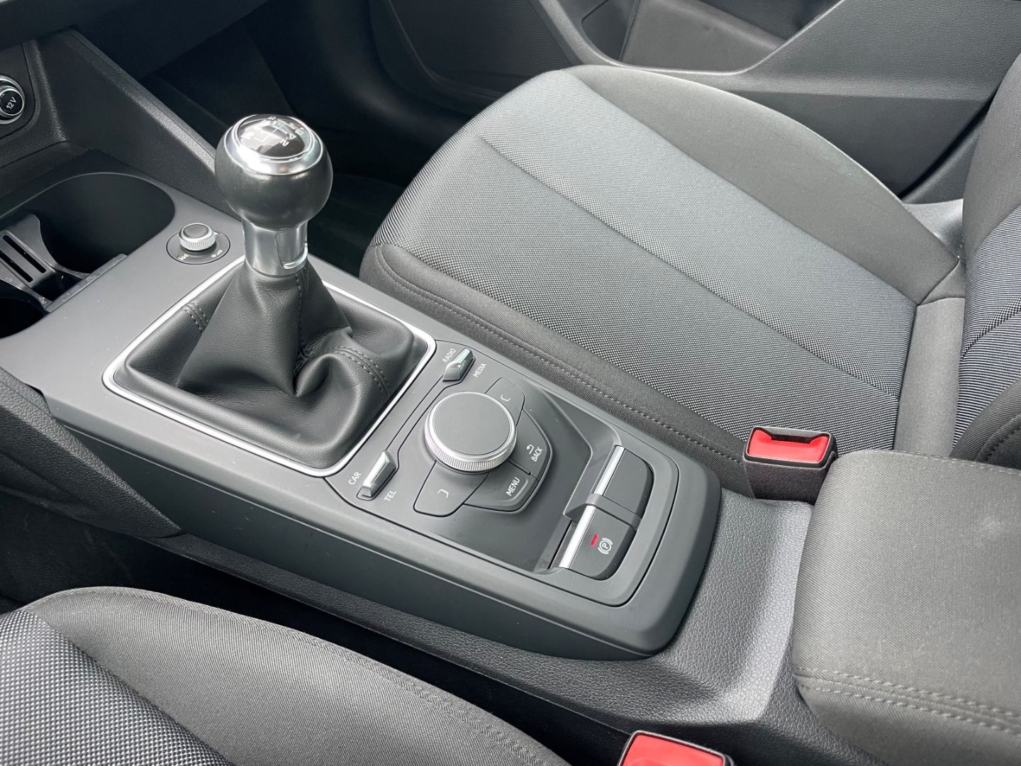 Fahrzeugabbildung Audi Q2 basis ultra Klima Müdigkeitswarner SHZ PDC