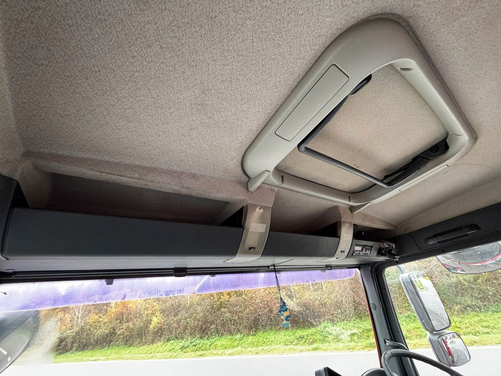 Fahrzeugabbildung MAN TGA 26.320 B/L  6x2 Faun Seitenlader Müllwagen