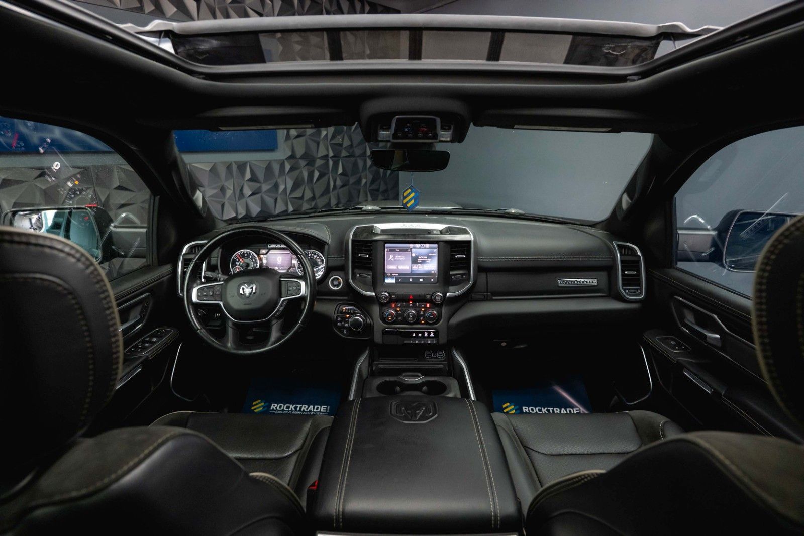 Fahrzeugabbildung Dodge RAM 5.7 V8 HEMI 4x4 Night LARAMIE Pano LED 19%