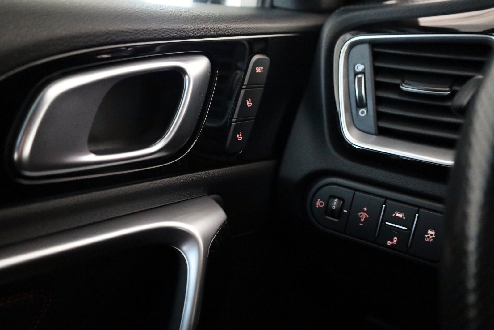 Fahrzeugabbildung Kia cee'd / Ceed GT, T.Leder,Navi,LED,SH,JBL +WR