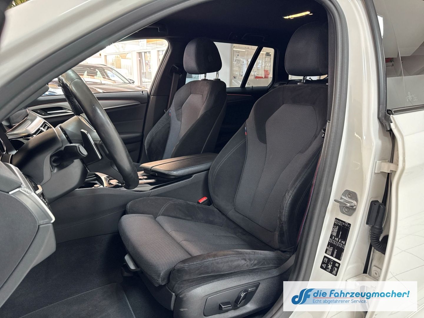Fahrzeugabbildung BMW 520 d xDrive M Sport Touring Park-Assistent Spor