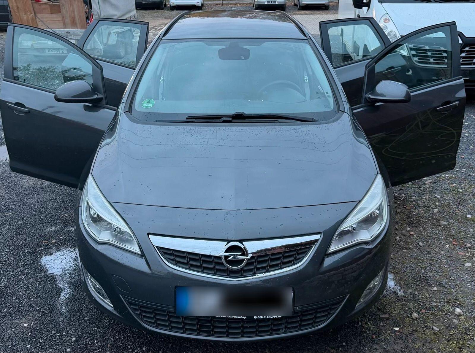 Opel Astra 2012 — interior