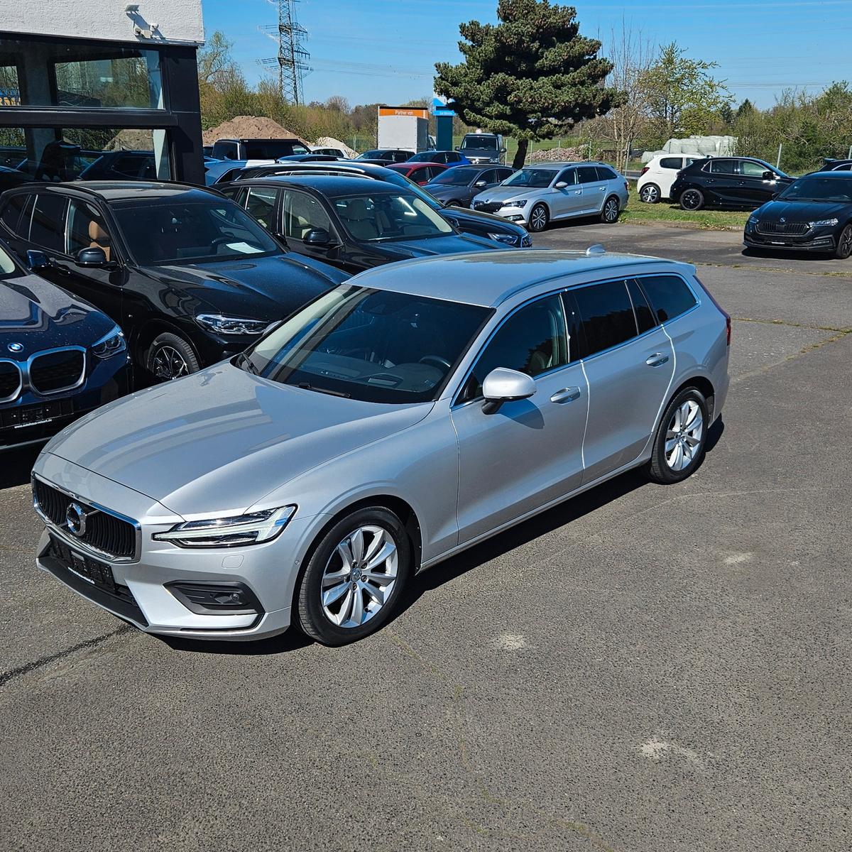 Volvo V60 B4 Momentum Pro*AHK*STANHZ*ACC*LEDER*360°*