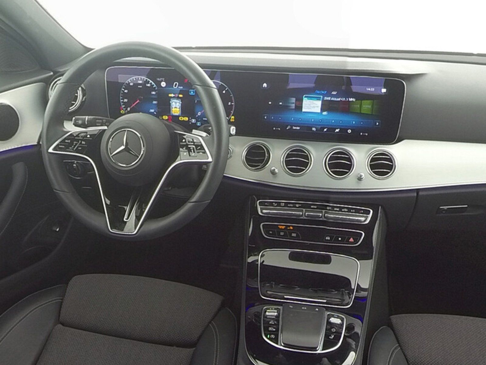 Fahrzeugabbildung Mercedes-Benz E 220 T d AVANTGARDE+TOTWINKEL+KAMERA+LED+DAB