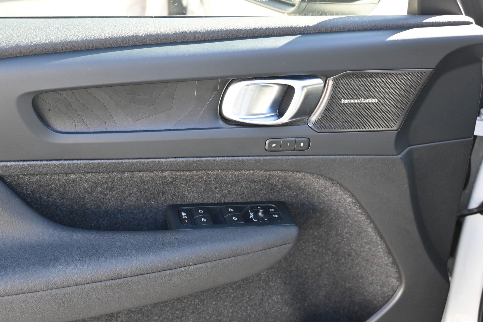Fahrzeugabbildung Volvo XC40 T5  Plus Dark RC Plug-In Hyb. 2WD