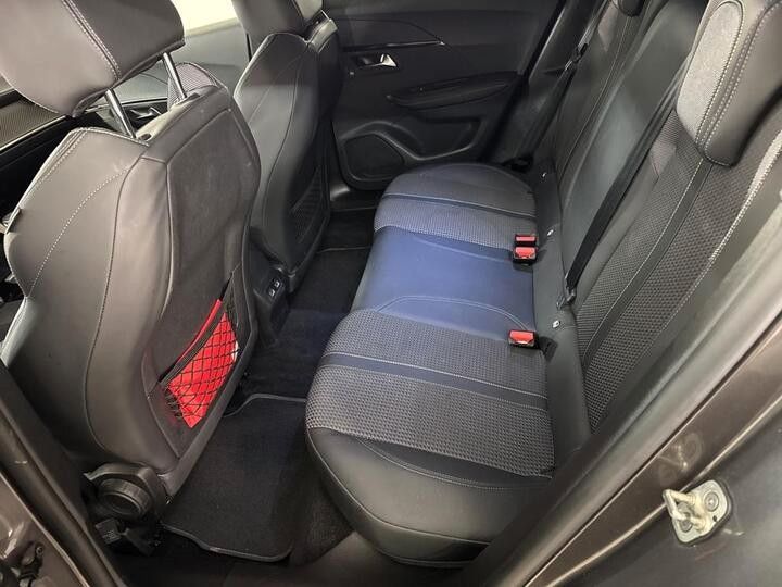 Fahrzeugabbildung Peugeot 2008 GT 1.2PURETECH NAVI KAMERA PDC ACC 1.HAND