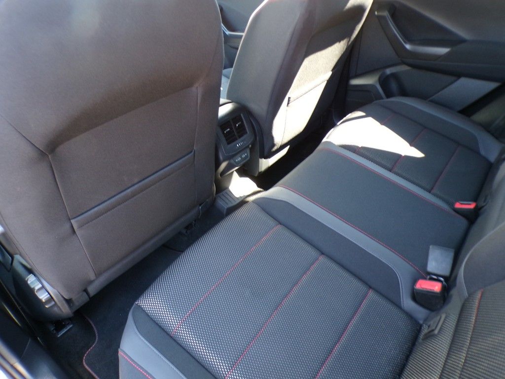 Fahrzeugabbildung Volkswagen T-Roc Sport 1.5 l TSI Sport Ganzjahresreifen / N