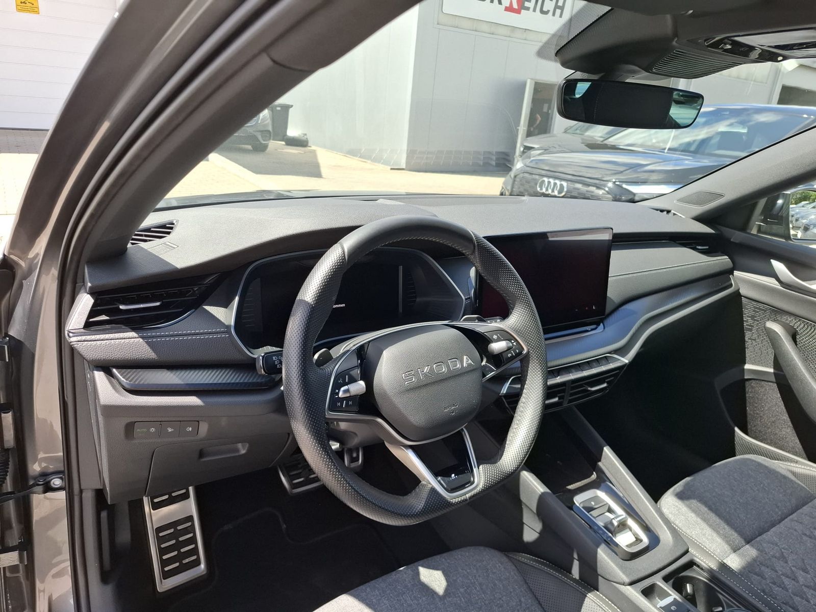 Fahrzeugabbildung SKODA Octavia 1.5 DSG Sportline PANO*MATRIX*AHK*5J.GAR